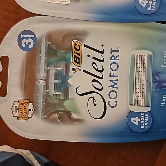 Bic Soliel Comfort 3 Pack of Razors with 4 blades-Set of 2 - Picture 2 of 5